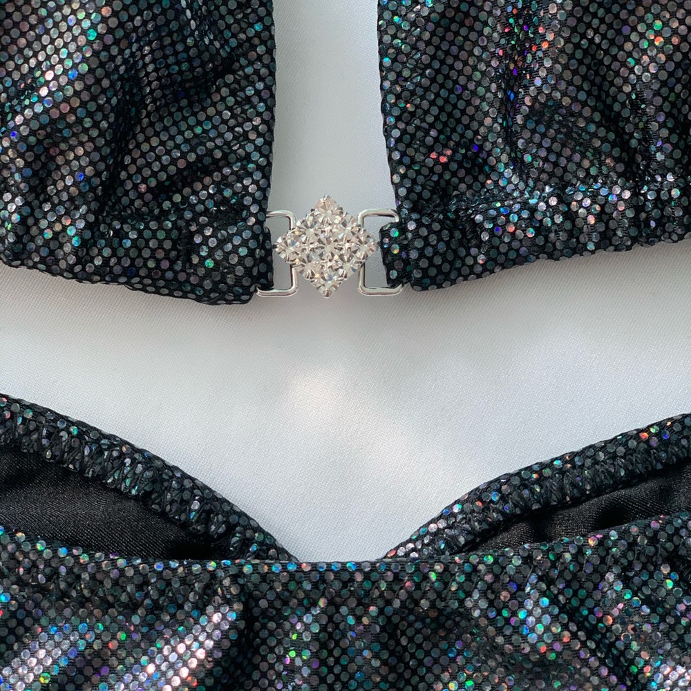 Black hologram competition bikini posing s… - Picture 4 of 8
